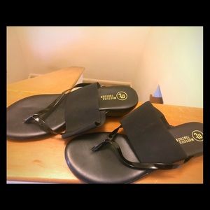 Black sandals with elastic strap